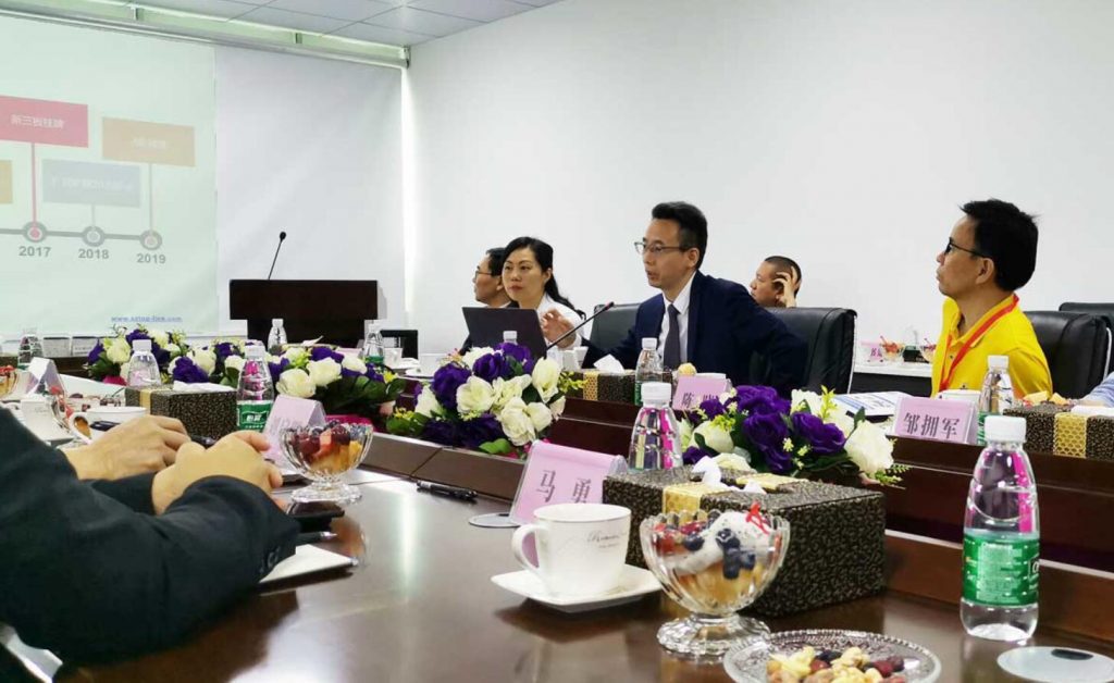 肖总向参观领导介绍拓普联科