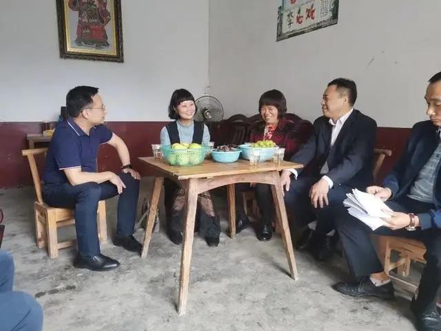方小艳女士给谢正坤家送手术费