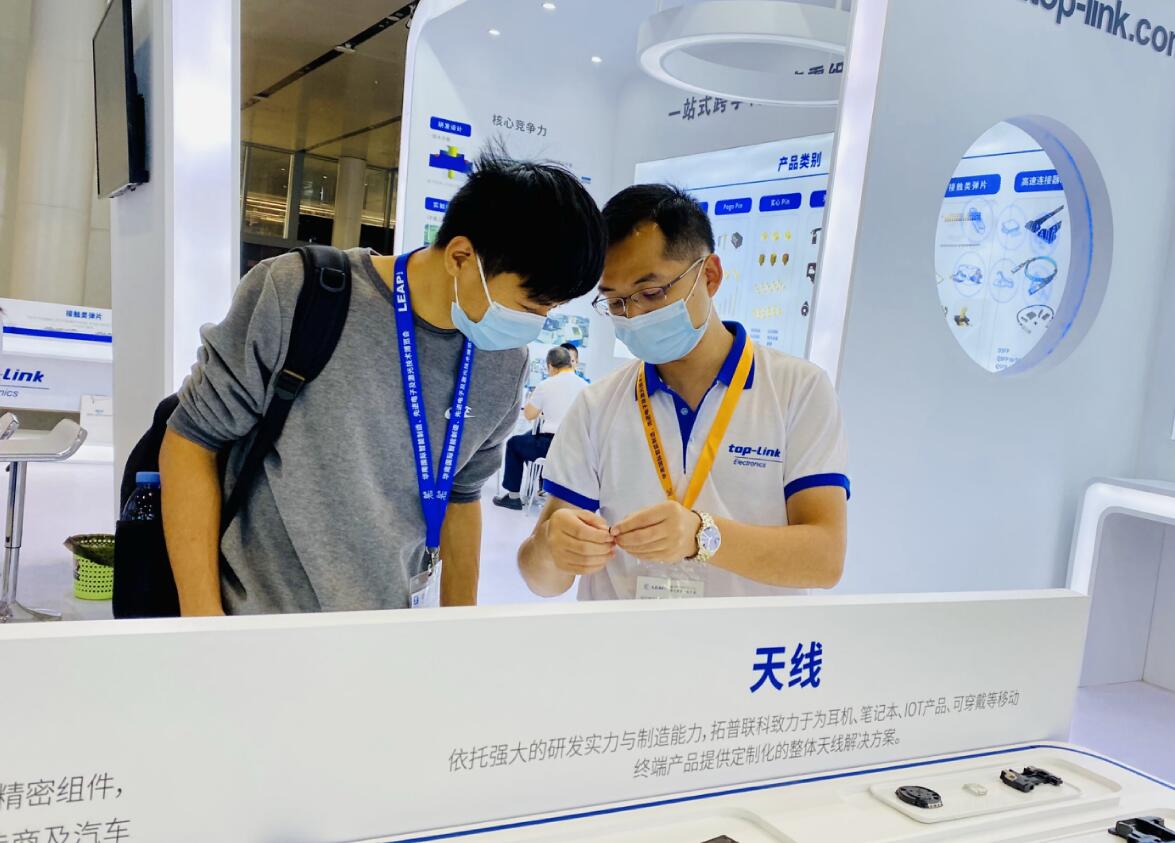 工作人员为客人介绍特殊镀层技术