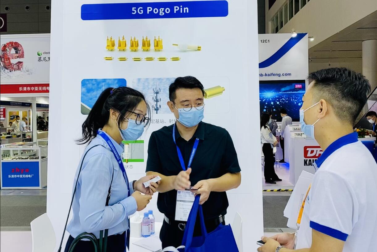 拓普联科工作人员为客人讲解产品