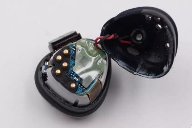 TWS耳机上的实心Pin