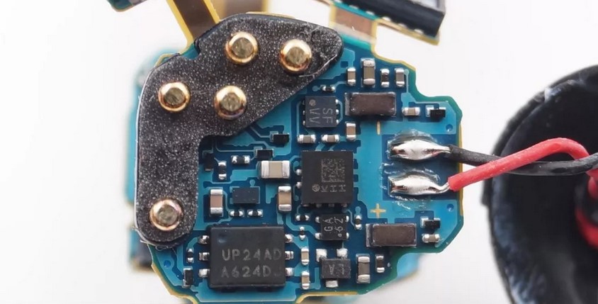 tws运动耳机上的实心pin