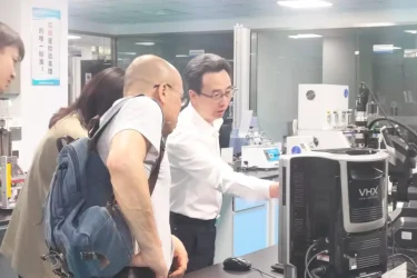 肖总陪同朱秘书长一行参观公司