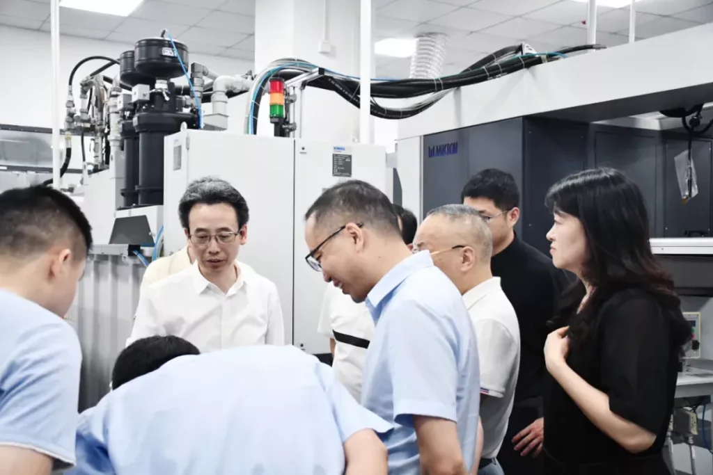 与会人员走进拓普联科的生产现场